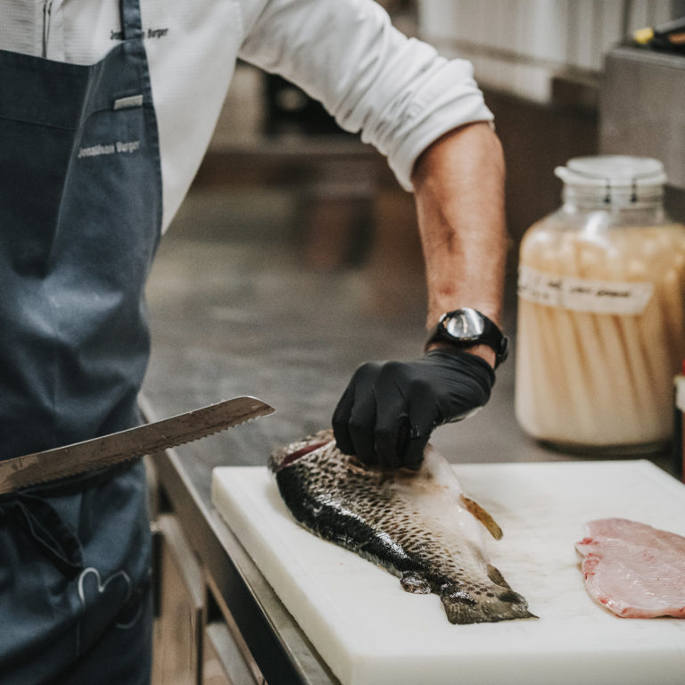 Jonathan Burger filetiert Fisch © Angela Lamprecht / Vorarlberg Tourismus