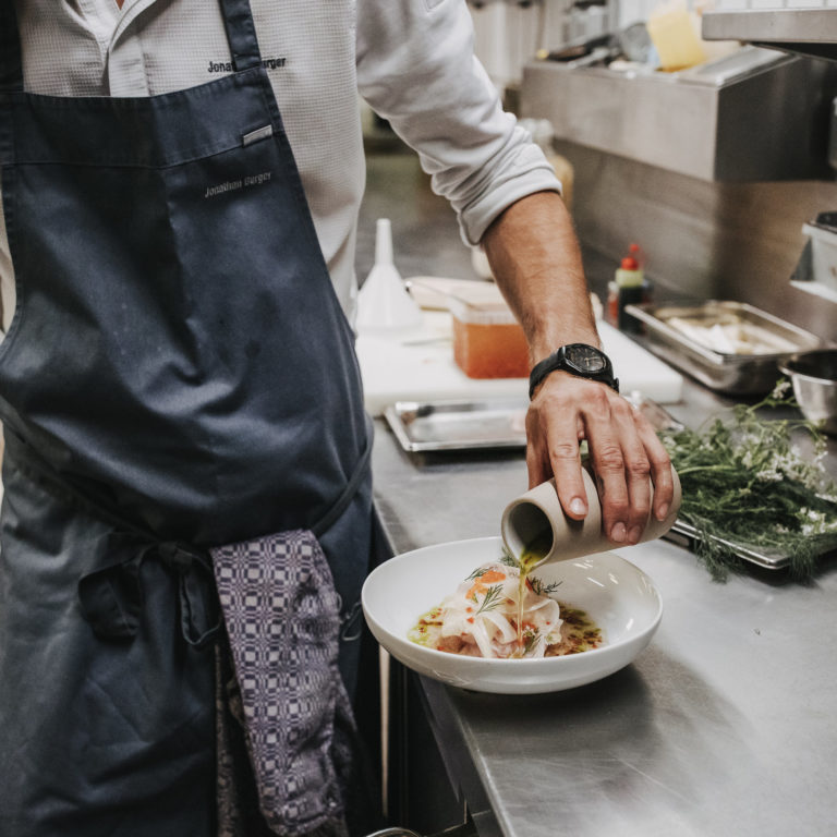 Jonathan Burger richtet Ceviche mit Dressing an © Angela Lamprecht / Vorarlberg Tourismus