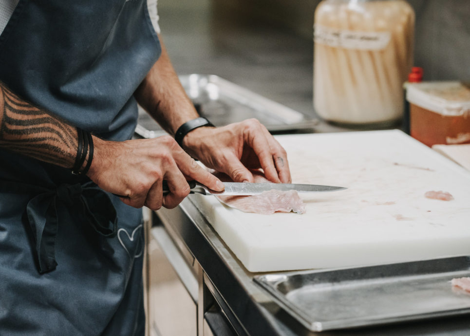 Jonathan Burger bereitet Forellenfilet zu © Angela Lamprecht / Vorarlberg Tourismus