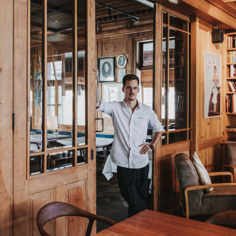 Jonathan Burger in der Stube des Hirschen Schwarzenberg © Angela Lamprecht / Vorarlberg Tourismus