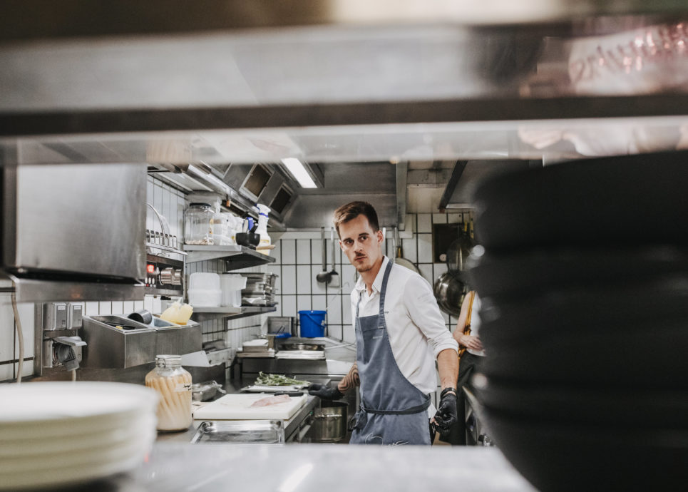 Jonathan Burger in der Küche des Hirschen Schwarzenberg © Angela Lamprecht / Vorarlberg Tourismus