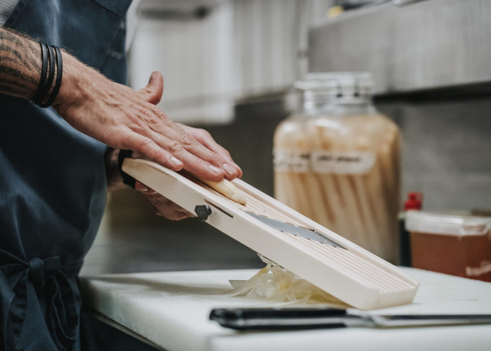 Jonathan Burger hobelt Spargel © Angela Lamprecht / Vorarlberg Tourismus