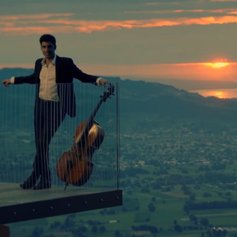 Kian Soltani mit seinem Cello auf der Karrenkante Dornbirn, im Hintergrund Dornbirn und der Bodensee, aus dem Trailer zu HOME (c) youtube / Kian Soltani