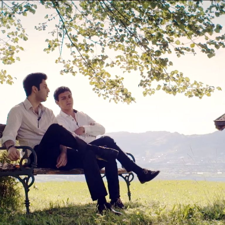 Cellist Kian Soltani und Pianist Aaron Pilsan sitzen auf einer Bank und sprechen im Trailer zur CD HOME von Kian Soltani