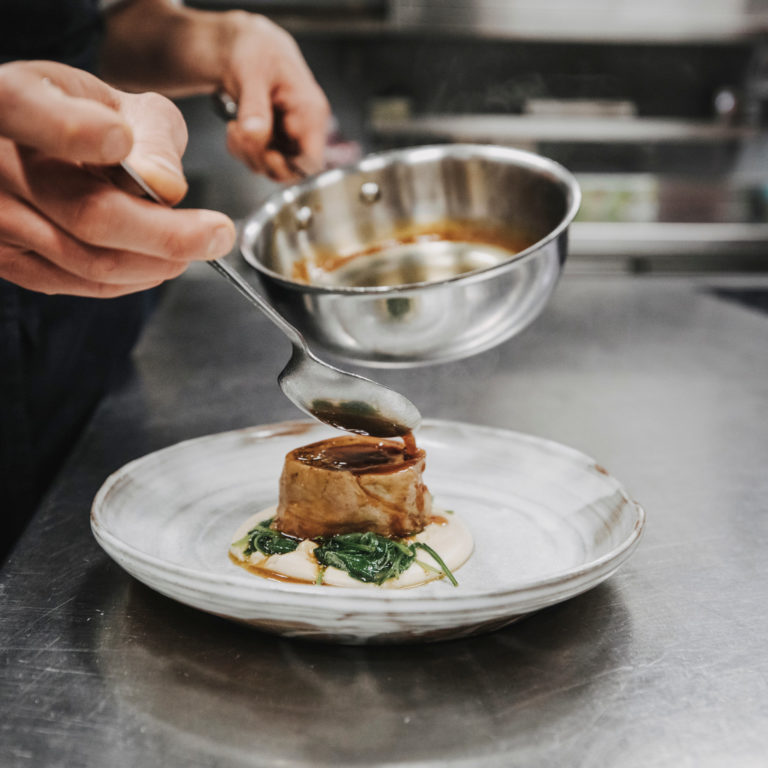 Anrichten Lammroulade Sauce © Angela Lamprecht / Vorarlberg Tourismus