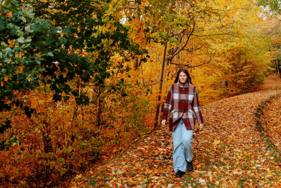 Laura im herbstlichen Wald in Vorarlberg
