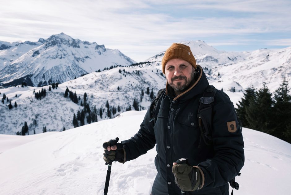 Vincent Croce vor den schneebedeckten Bergen in Lech Zürs