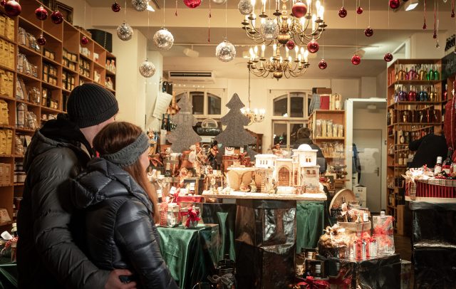 Advent in Dornbirn, Schön geschmücktes Schaufenster mit Produkten