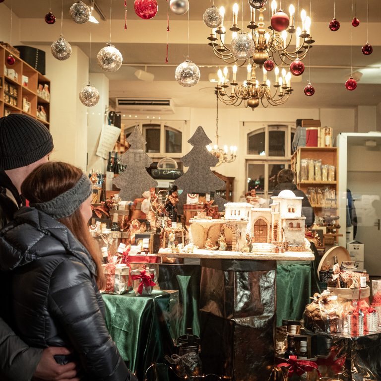 Advent in Dornbirn, Schön geschmücktes Schaufenster mit Produkten