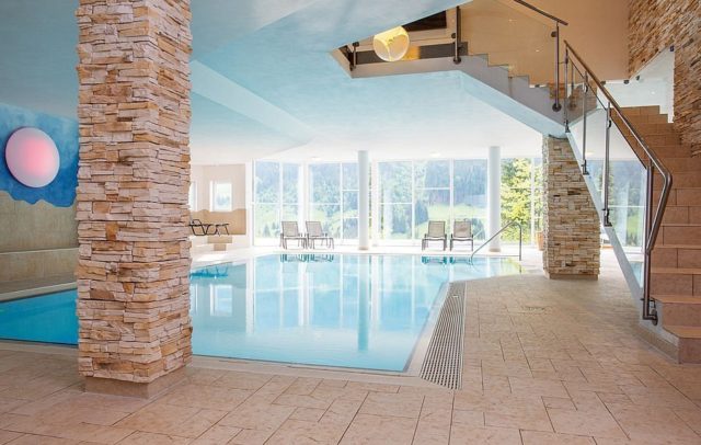 Familienhotel Alpenhotel Hirschegg_Schwimmbad (c) Das Alphotel Hirschegg