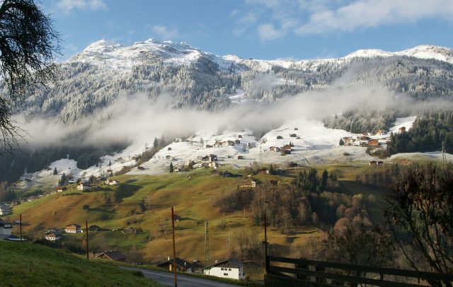 Erster Schnee in den Bergen in Gaschurn im Montafon, weiter unten herbstliche Landschaft, Livecams Webcams Vorarlberg