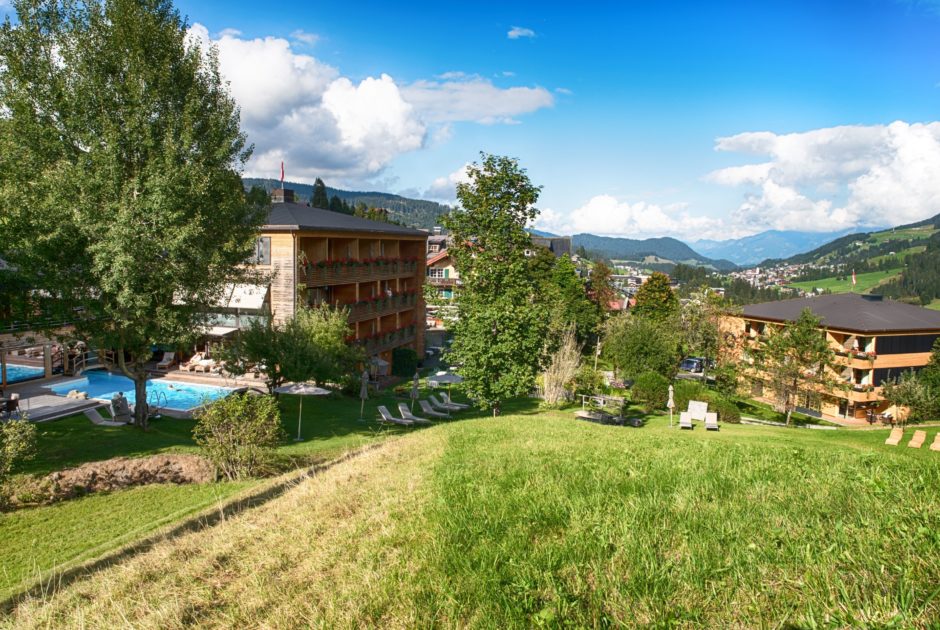 Das Naturhotel Chesa Valisa von außen, eingebettet in die grüne Natur, in Hirschegg, Kleinwalsertal