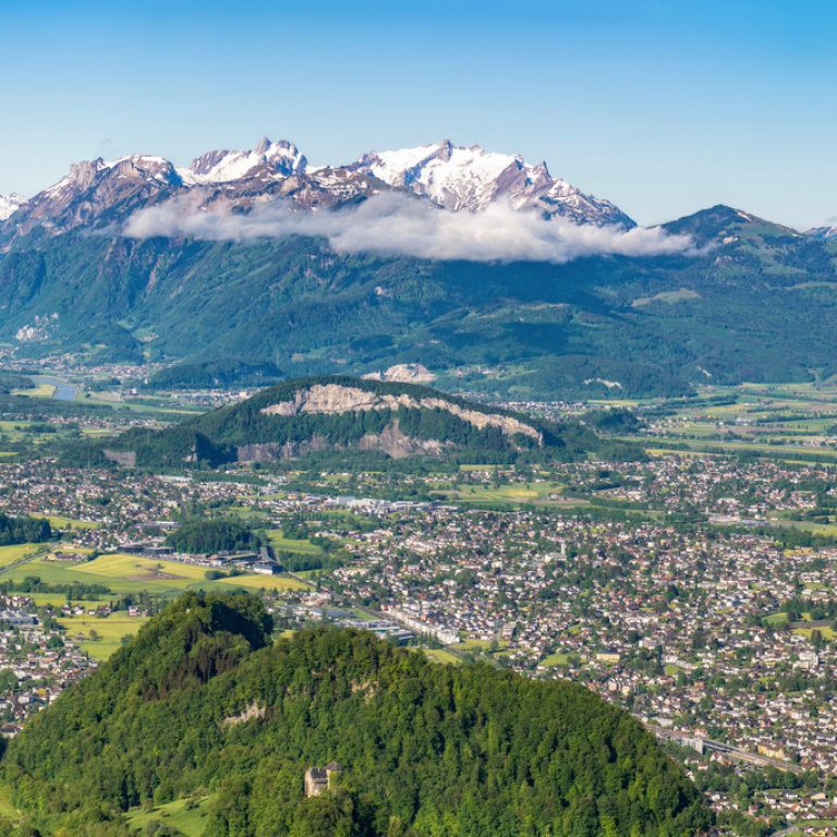 Blick vom Breiten Berg oberhalb von Hohenems aufs Rheintal