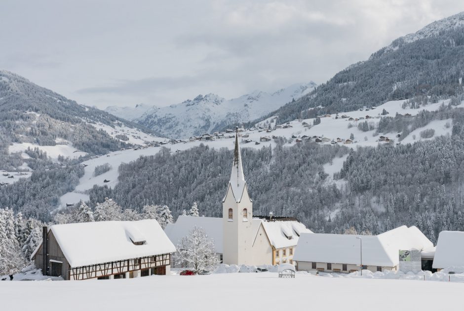 Propstei St. Gerold mit Raggal im Hintergrund © Oberhauser Photography / Vorarlberg Tourismus