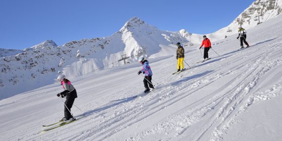 Skifahrer im Skigebiet Brandnertal in der Alpenregion Bludenz auf präparierten Pisten