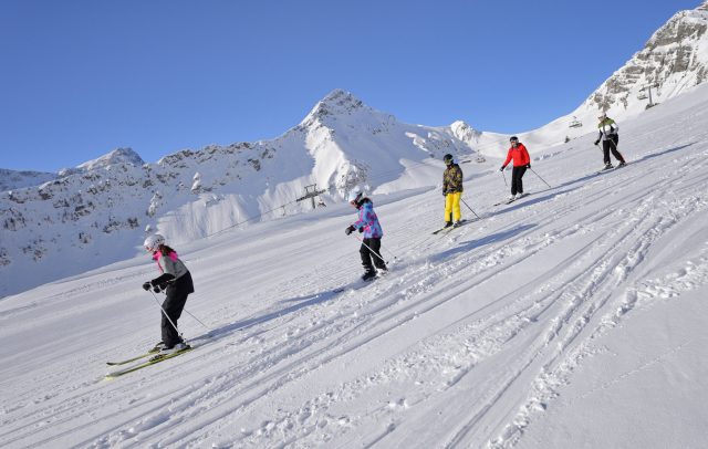 Skifahrer im Skigebiet Brandnertal in der Alpenregion Bludenz auf präparierten Pisten