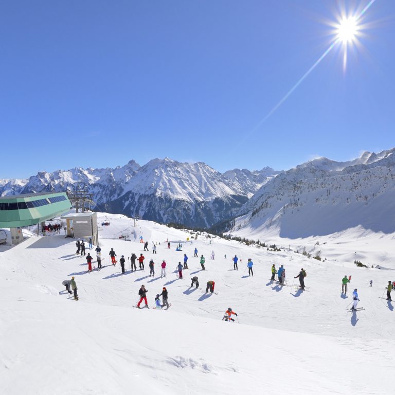 Skigebiet Brandnertal mit Bergstation bei Sonnenschein