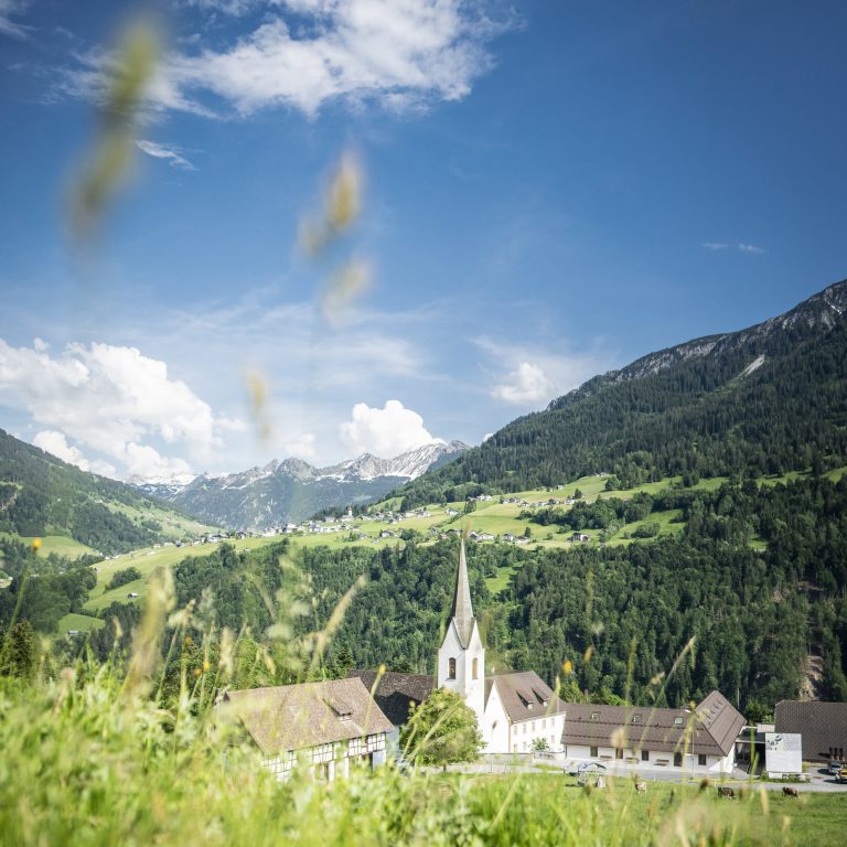 Blick über die Propstei St. Gerold nach Raggal © Dietmar Denger / Vorarlberg Tourismus