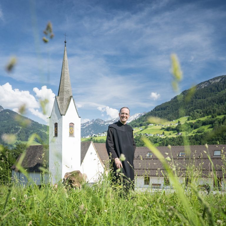Pater Kolumban vor der Propstei © Dietmar Denger / Vorarlberg Tourismus