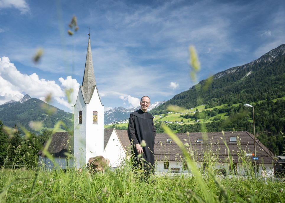 Pater Kolumban vor der Propstei © Dietmar Denger / Vorarlberg Tourismus