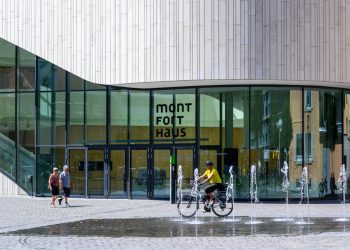 Radfahrer vor dem Montforthaus © Gregor Lengler / Vorarlberg Tourismus