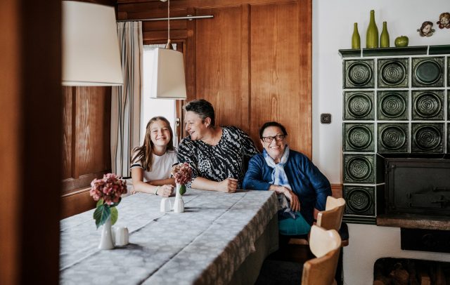 Ulrike Fink mit Tochter Johanna und Mutter Wilma © Angela Lamprecht / Vorarlberg Tourismus