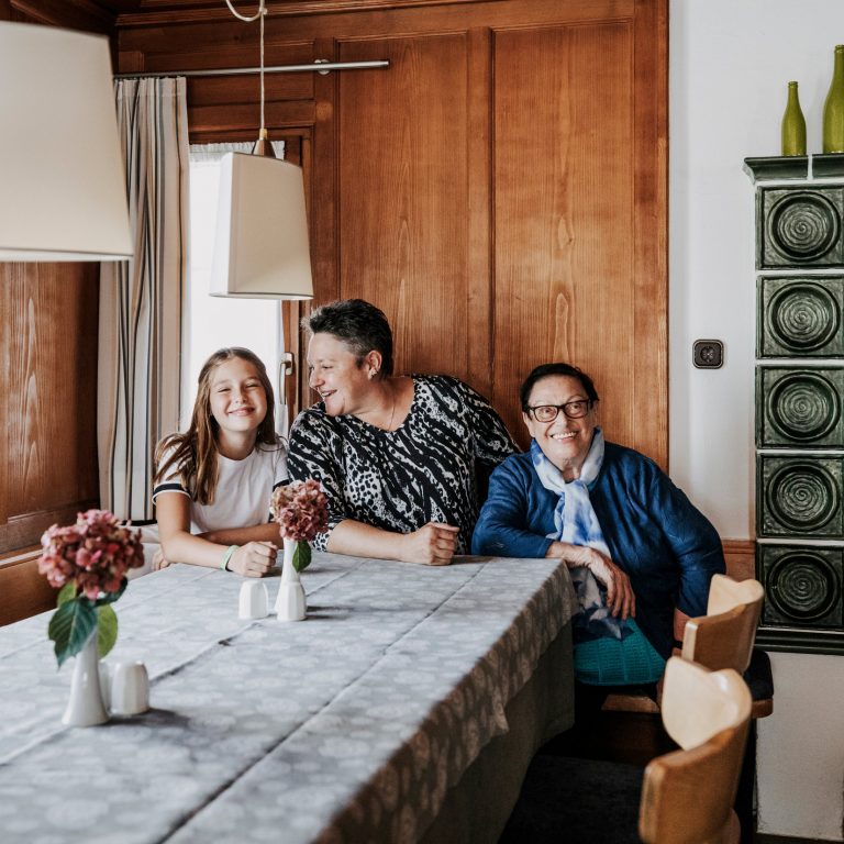 Ulrike Fink mit Tochter Johanna und Mutter Wilma © Angela Lamprecht / Vorarlberg Tourismus
