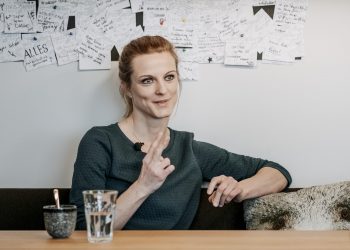 Denise Amann im Gespräch © Angela Lamprecht / Vorarlberg Tourismus