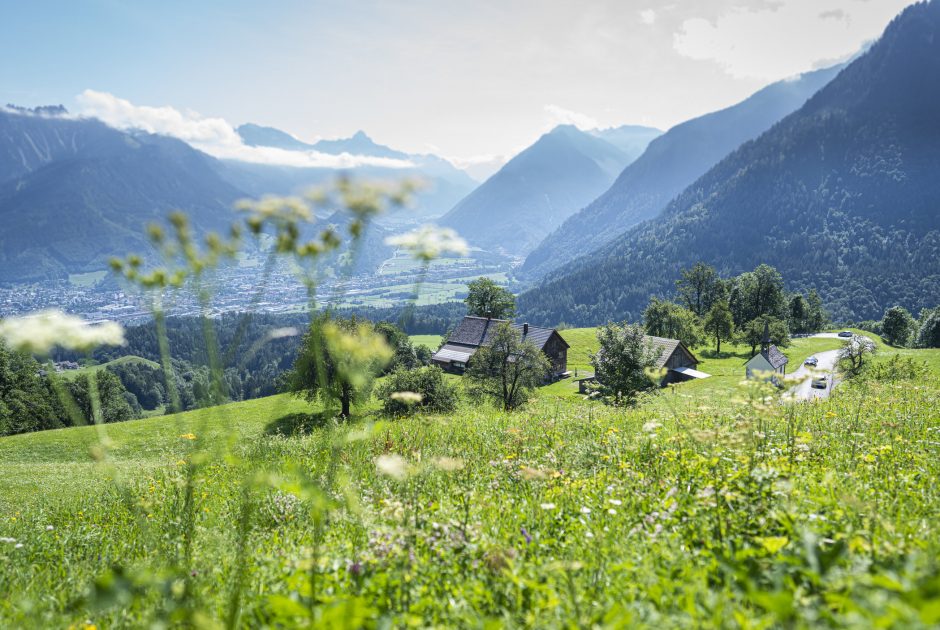 Blick vom Bürserberg auf Bludenz, Großes Walsertal und Klostertal 2 © Dietmar Denger / Vorarlberg Tourismus