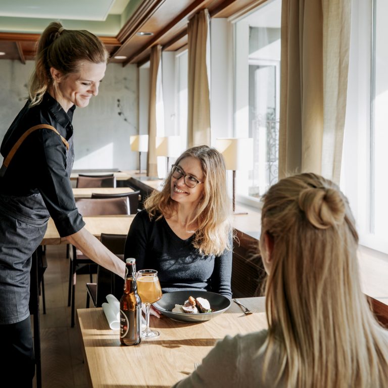 Gastgeben in der Gaststube im Mizzigreen © Angela Lamprecht / Vorarlberg Tourismus