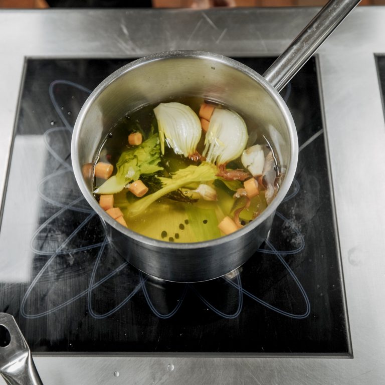 Sud für die Zubereitung des cremigen Riebelpolentas © Angela Lamprecht / Vorarlberg Tourismus