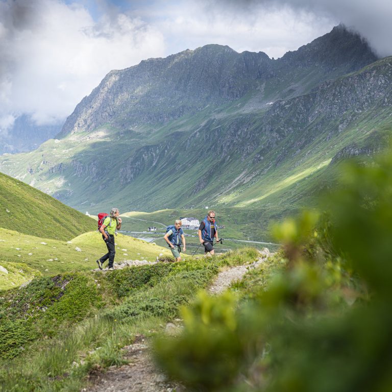 Wanderung ums Hohe Rad im Hintergrund die Bielerhöhe © Dietmar Denger / Vorarlberg Tourismus