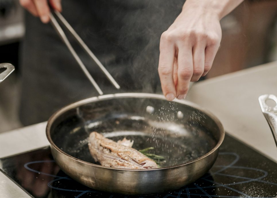 Schweinefilet salzen © Angela Lamprecht / Vorarlberg Tourismus