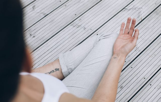 Yoga praktizieren in Lech, auf einer Terrasse, Lech Zürs am Arlberg