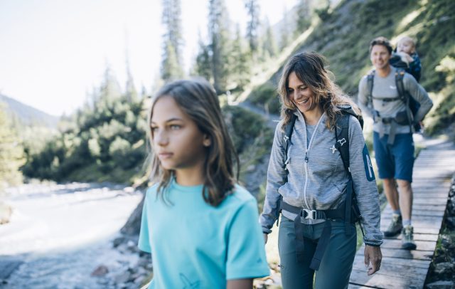 Familie Wandern (c) Daniel Zangerl - Lech Zürs Tourismus