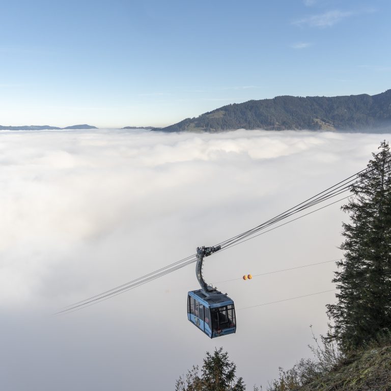 Über dem Nebelmeer mit einer Gondel der Karrenseilbahn Dornbirn, Sommer Bergbahn in Vorarlberg
