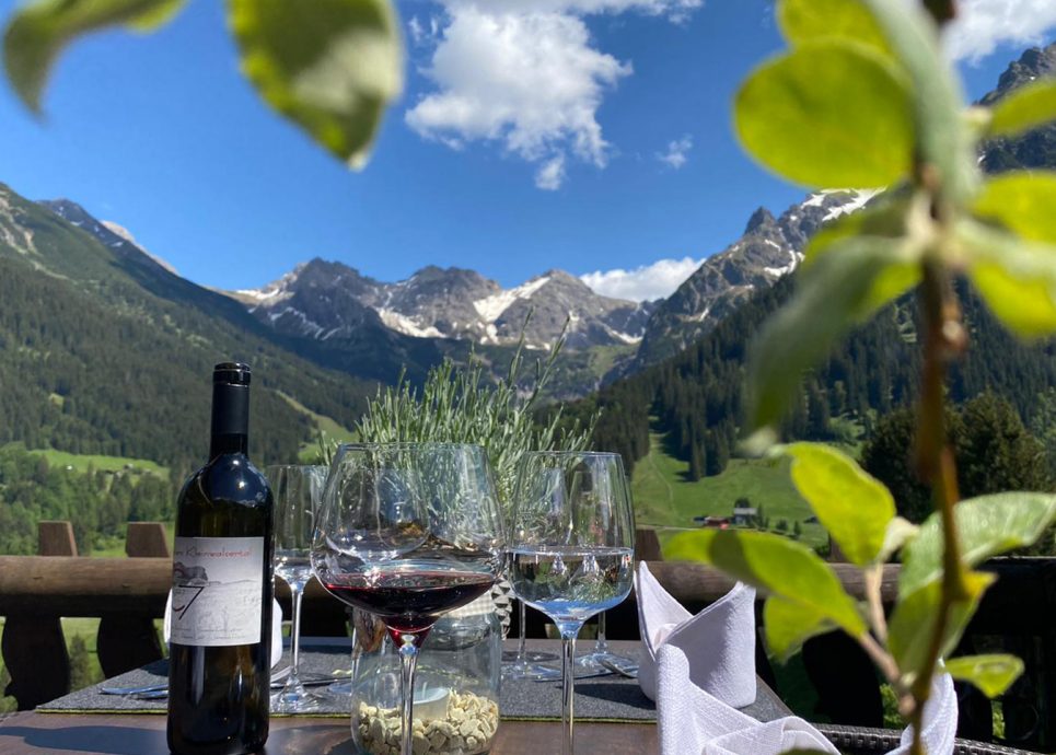 Terrasse im Wirtshaus Hoheneck, Kleinwalsertal (c) Jasmin Gabler