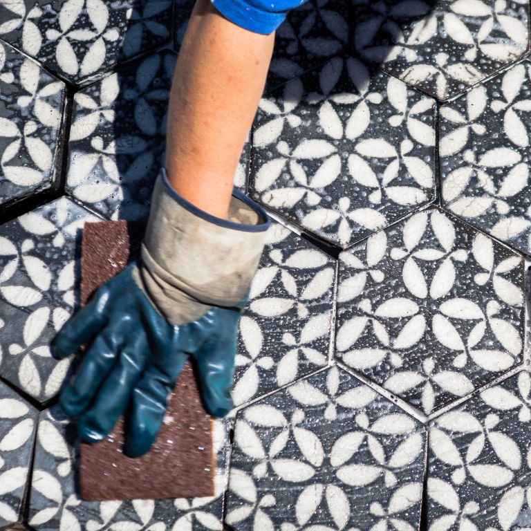 Fliesen hangemacht (c) Hanno Makotitz_Karak