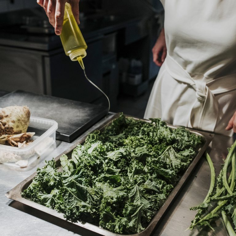 Zubereitung Grünkohlchips Weiss Bregenz © Angela Lamprecht / Vorarlberg Tourismus