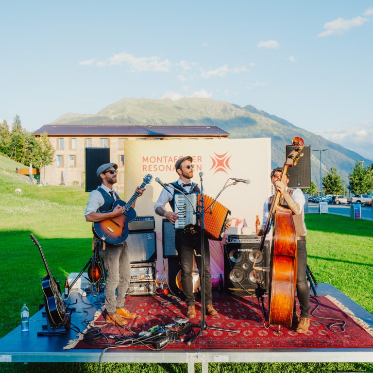 Kulturfestival Montafoner Resonanzen, Musiker auf der Bühne open air