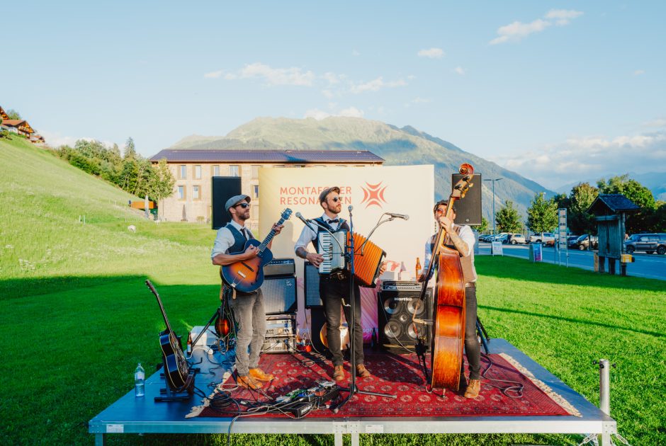Kulturfestival Montafoner Resonanzen, Musiker auf der Bühne open air