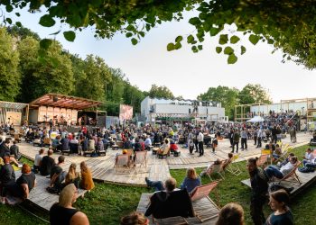poolbar Festival, zahlreiche Beushcer verteilen sich auf dem Festivalgelände, sitzen im Gras und vor der Bühne zur Verleihung des Sound@v Musikpreis aus und für Vorarlberger Interpreten