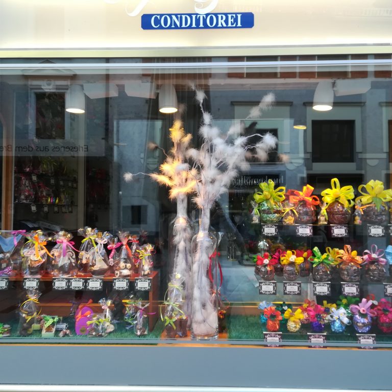 Osterhasen im Schaufenster, Cafe Götze, Bregenz (c) cs I Vorarlberg Tourismus