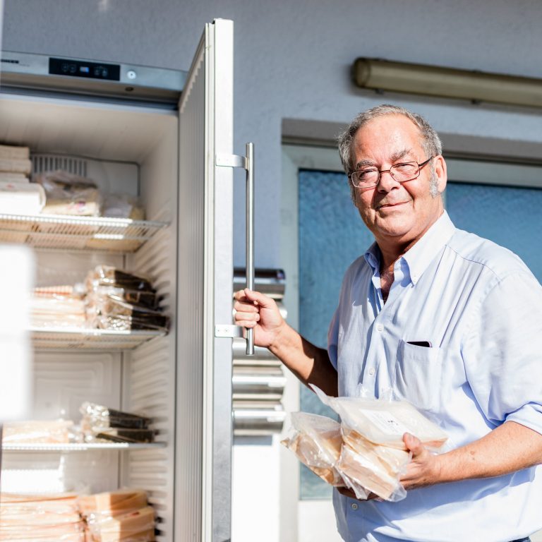 Rudolf Sagmeister mit Käse in Selbstbedienung © Anja Fontain / Vorarlberg Tourismus