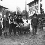 Kinder mit Ziegen vor dem Wachterhaus