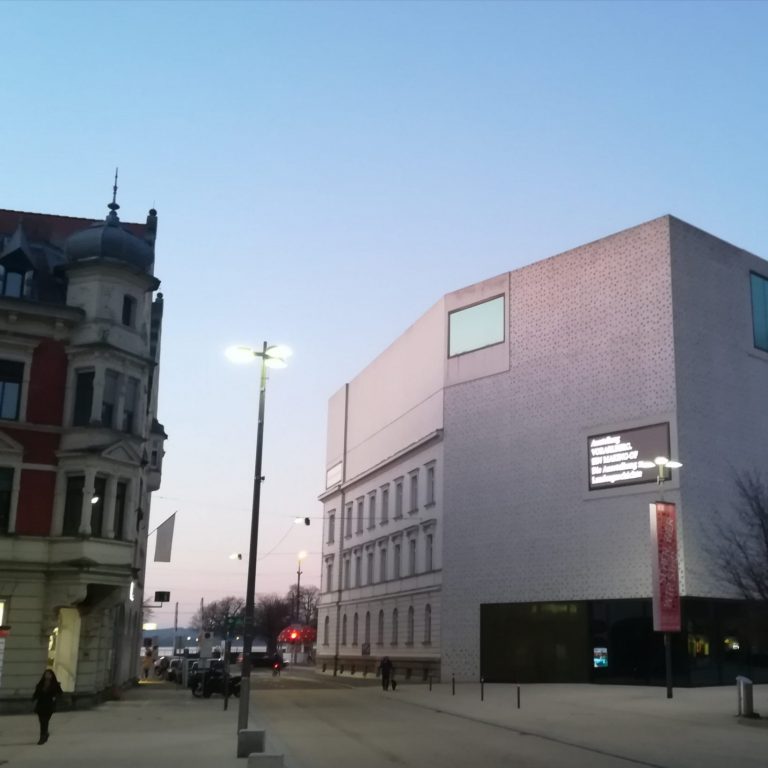 vorarlberg museum mit museumscafe am Kornmarktplatz, links die Rathausstraße