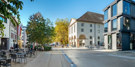 Kornmarktplatz im Herbst, rechts das KUB Cafe und das Vorarlberger Landestheater