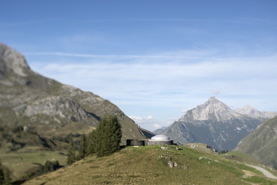 Das Kunstobjekt von James Turrell in der Landschaft am Arlberg (c) Florian Holzherr
