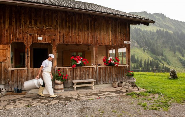 Sennarbeiten auf der Alpe © Rupert Mühlbacher - Bregenzerwald Tourismus