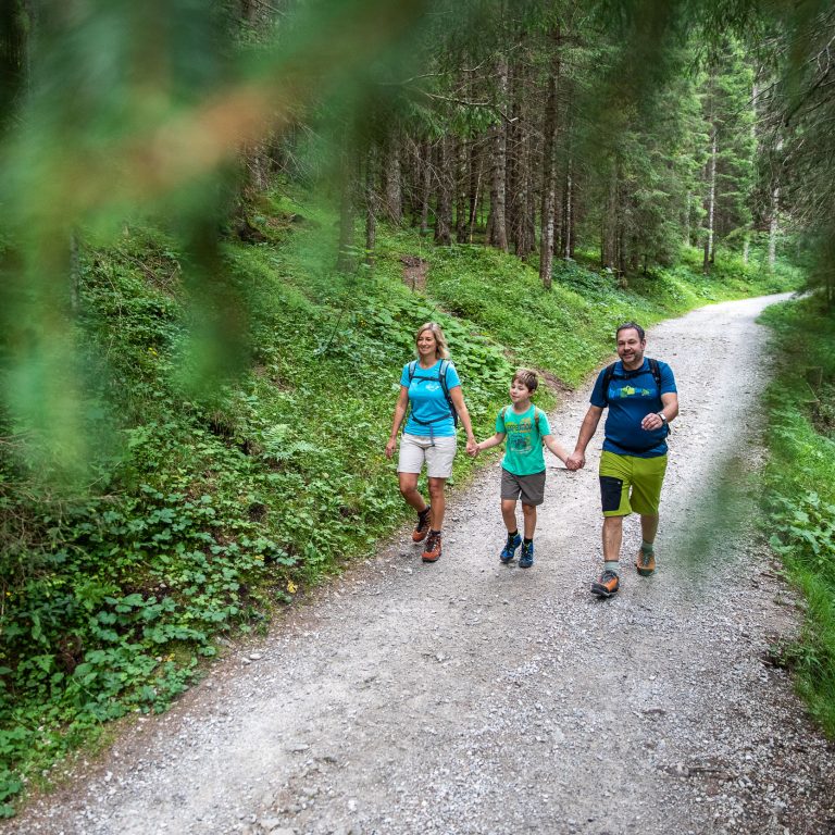 Familienwanderung Burmiweg, Sommer im Kleinwalsertal © Bastian Morell - Kleinwalsertal Tourismus eGen